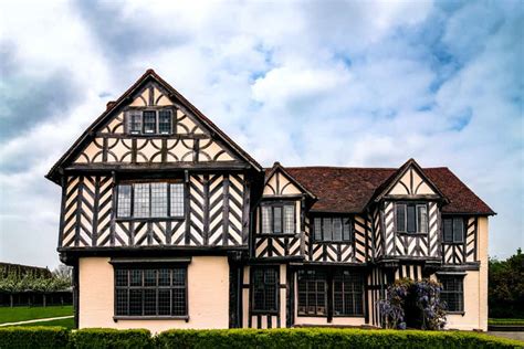 what are tudor houses made of